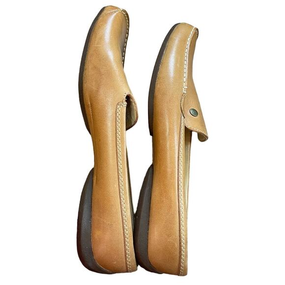 UGG Women’s Tan, camel Leather Slip On Loafers - size 10 - Picture 3 of 8